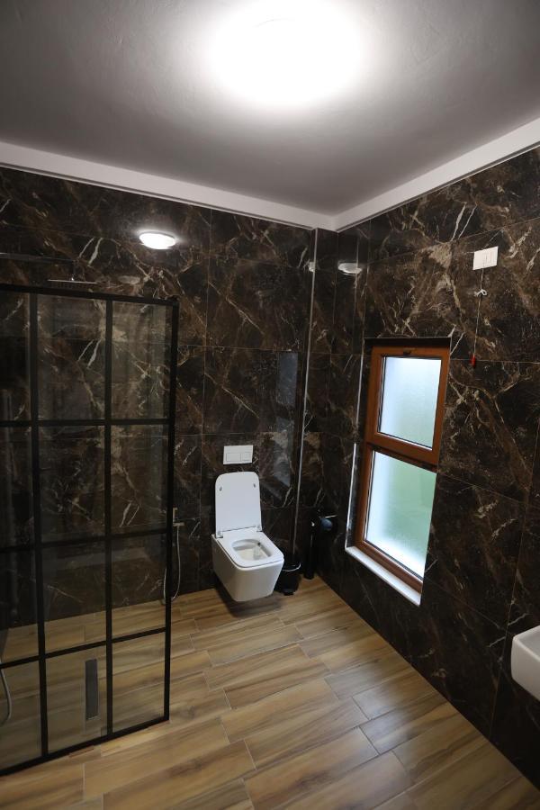 House Of Horses Shtepia E Kuajve Hotell Korce Eksteriør bilde